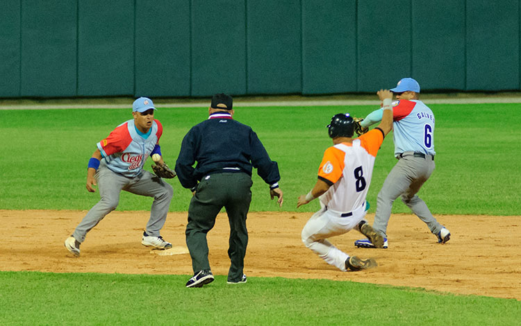 Javier Fusté en robo de base frente a Ciego de Ávila, cuarto juego. Javier Fusté en robo de base frente a Ciego de Ávila, cuarto juego.