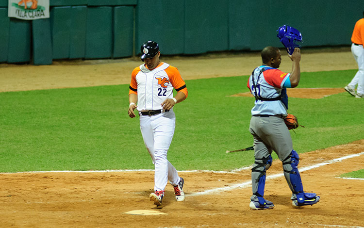 Frederich Cepeda anota carrera frente a Ciego de ívila en cuarto juego del play off. Frederich Cepeda anota carrera frente a Ciego de ívila en cuarto juego del play off.