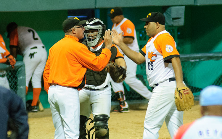 Vladimir Hernández, mánager de Villa Clara, junto al lanzador Alberto Bisset. Vladimir Hernández, mánager de Villa Clara, junto al lanzador Alberto Bisset.