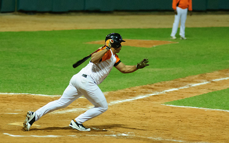 Yurién Vizcaíno, en el cuarto juego de Villa Clara contra Ciego de Ávila. Yurién Vizcaíno, en el cuarto juego de Villa Clara contra Ciego de Ávila.