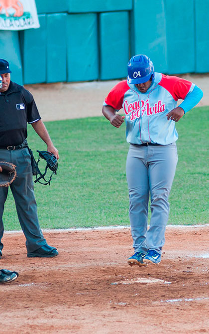 Jonrón de Abdel Civil. Abdel Civil pisa el home luego de su jonrón en el segundo inning del quinto juego contra Villa Clara.