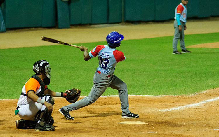 Jonrón de Yoelvis Fiss. Yoelvis Fiss batea jonrón con bases llenas en el noveno inning del quinto juego Villa Clara-Ciego de Ávila.