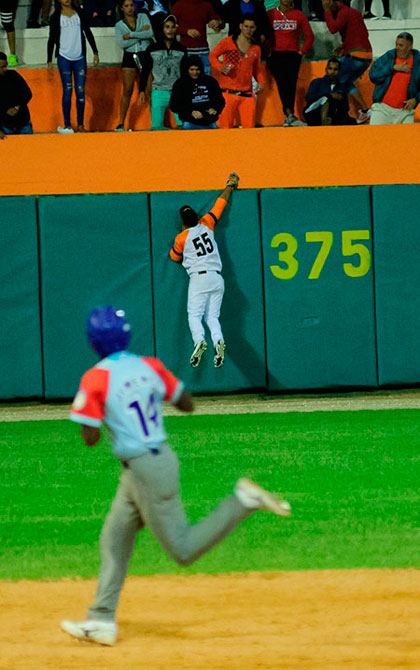 Jonrón de Yoelvis Fiss. Yurién Vizcaíno intenta atrapar el batazo de Yoelvis Fiss, jonrón en el noveno inning del quinto juego contra Villa Clara.