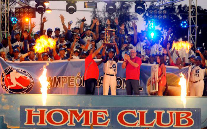 Carlos Martí recibe trofeo de campeón en la 56 Serie Nacional de Béisbol. Carlos Martí, mánager de Granma, recibe el trofeo de campeón en la 56 Serie Nacional de Béisbol.