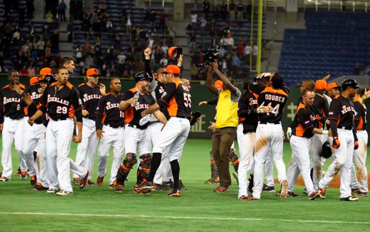 Holanda vence a Cuba en CMB 2013. Equipo de Holanda celebra victoria contra Cuba en Clásico Mundial de Béisbol 2013.