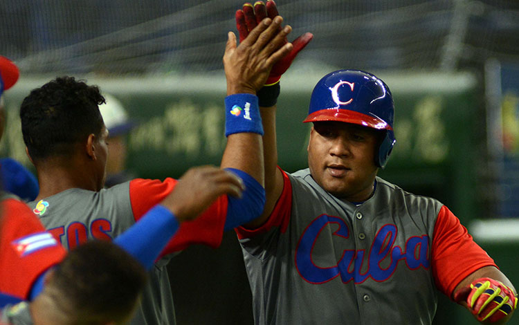 Alfredo Despaigne celebra jonrón contra Israel. Alfredo Despaigne celebra jonrón contra Israel.