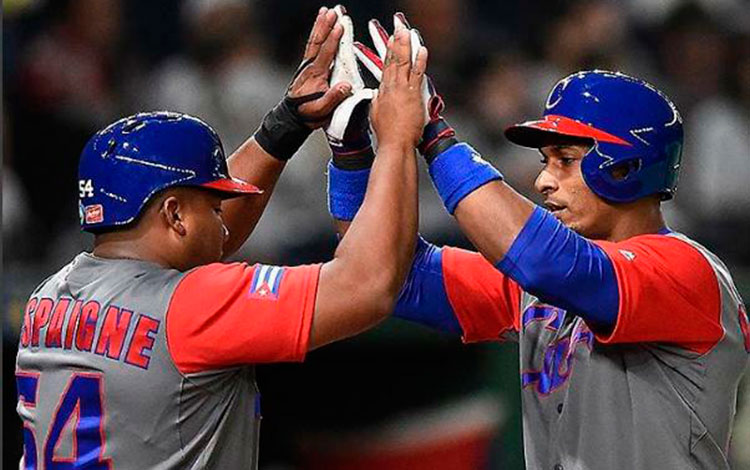 Despaigne y Gracial anotan carreras frente a Japón. Despaigne y Gracial anotan carreras frente a Japón.