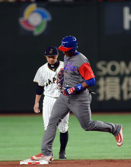 Yurisbel Gracial batea jonrón contra Japón.