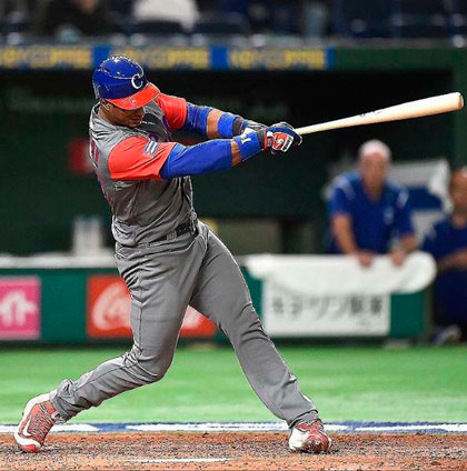 Yurisbel Gracial batea jonrón contra Japón. Yurisbel Gracial batea jonrón contra Japón.