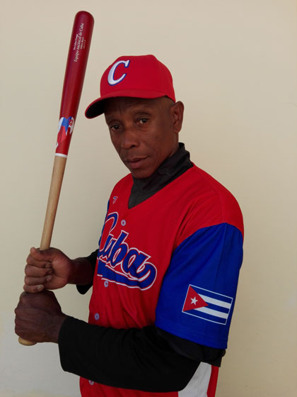 René Peña, el Yuca, jugador vidente del equipo Cuba de Béisbol para ciegos. René Peña, el Yuca, jugador vidente del equipo Cuba de Béisbol para ciegos.