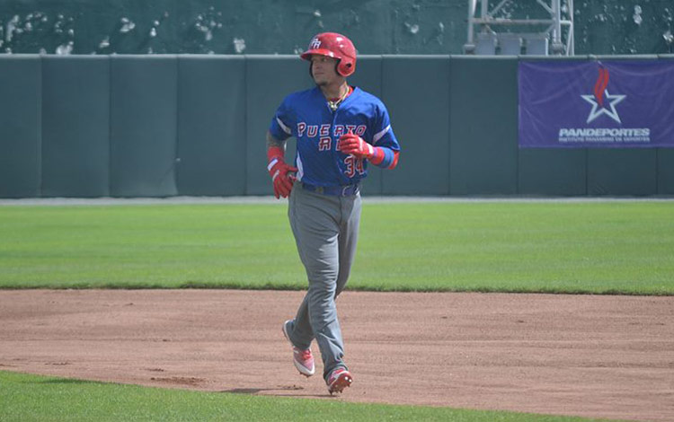 Isán Díaz, jugador de Puerto Rico. Isán Díaz anotó las tres carreras de Puerto Rico contra Cuba.