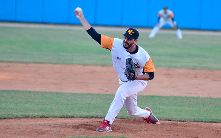 Yosvani Torres, pitcher perdedor por equipo Villa Clara. Yosvani Torres, pitcher perdedor por equipo Villa Clara.
