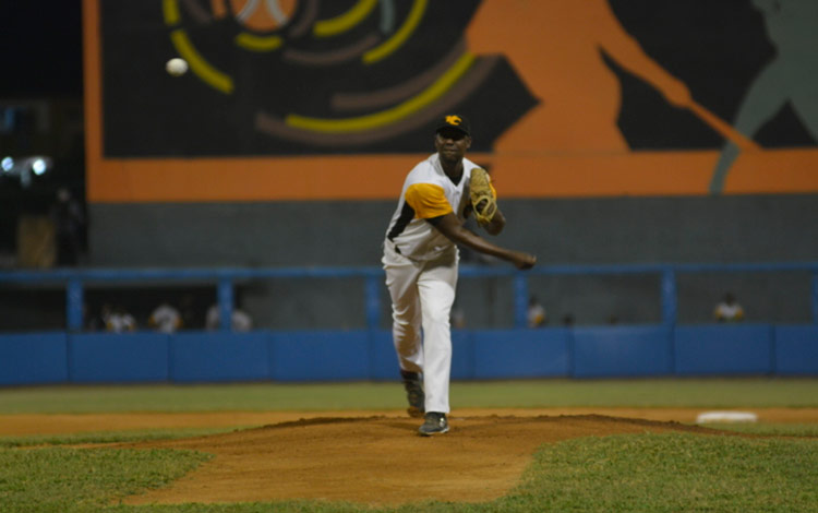 Alain Sánchez, pitcher perdedor por  Villa Clara en el cuarto juego de la final de la 58 SNB..