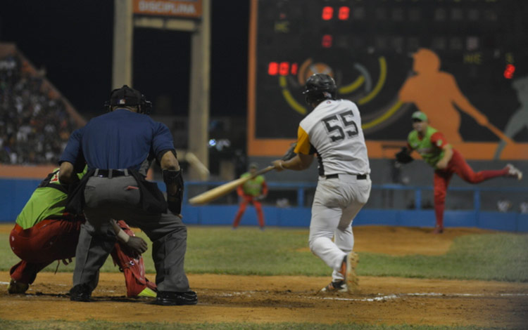 Yurién Vizcaí­no, pelotero de Villa Clara, en el cuarto juego de la final contra Las Tunas.