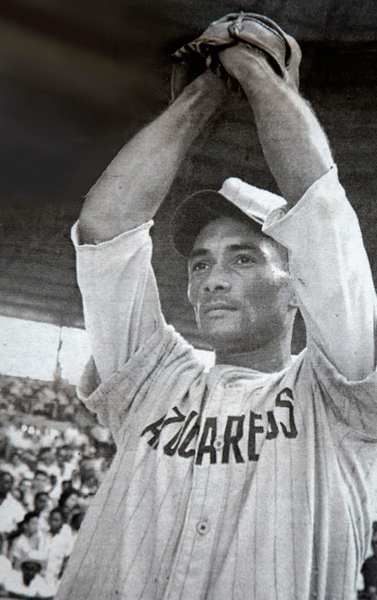 Aquino Abreu lanzando por Azucareros. Aquino Abreu lanzando por Azucareros.