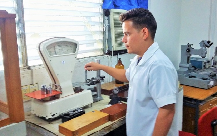 La OTN enfrenta los retos de una era moderna en la que el mundo examina hasta el mínimo detalle de lo que va a adquirir. Por ello se requiere precisión en cada equipo. (Foto: Carlos Rodríguez Torres) Oficina Terrritorial de Normalización, Villa Clara