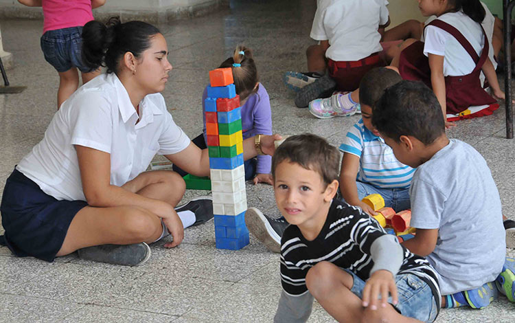 Educadora y niños en el círculo infantil Meñique, de Corralillo. Educadora y niños en el círculo infantil Meñique, de Corralillo.