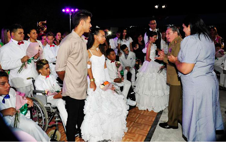 Raúl Castro comparte con adolescente de la escuela especial Solidaridad con Panamá. Raúl Castro comparte con adolescente de la escuela especial Solidaridad con Panamá.
