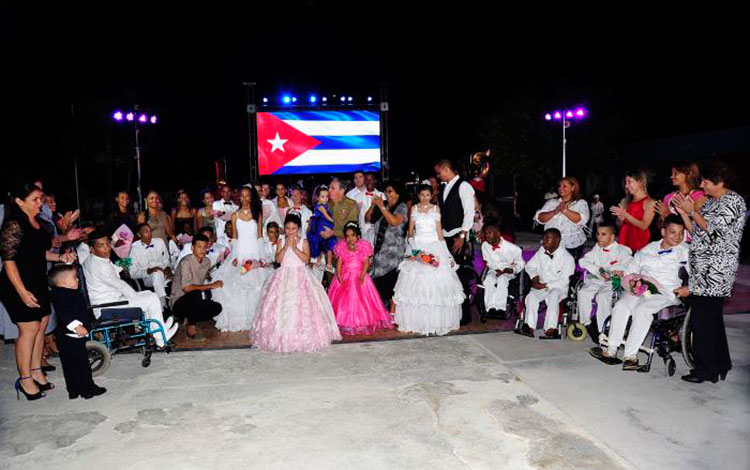 Raúl Castro comparte con adolescente de la escuela especial Solidaridad con Panamá. Raúl Castro comparte con adolescente de la escuela especial Solidaridad con Panamá.