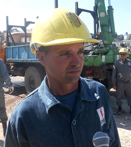 Yasmany Benítez, integrante de la brigada de Empresa Eléctrica de Villa Clara que labora en La Habana tras tornado del 27 de enero de 2019. Yasmany Benítez, integrante de la brigada de Empresa Eléctrica de Villa Clara que labora en La Habana tras tornado del 27 de enero de 2019.