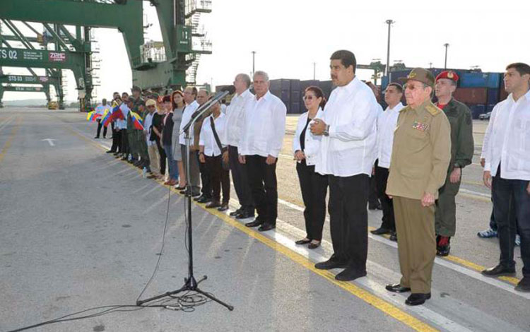 Acto de entrega de donativo de Venezuela a Cuba. Acto de entrega de donativo de Venezuela a Cuba.