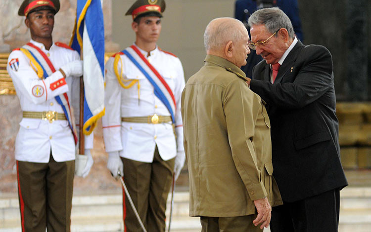 Raúl Castro Ruz condecora a Comandante de la Revolución Guillermo García Frías. Raúl Castro Ruz condecora a Comandante de la Revolución Guillermo García Frías.