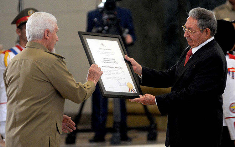 Raúl Castro Ruz condecora a Comandante de la Revolución Ramiro Valdés Menéndez. Raúl Castro Ruz condecora a Comandante de la Revolución Ramiro Valdés Menéndez.