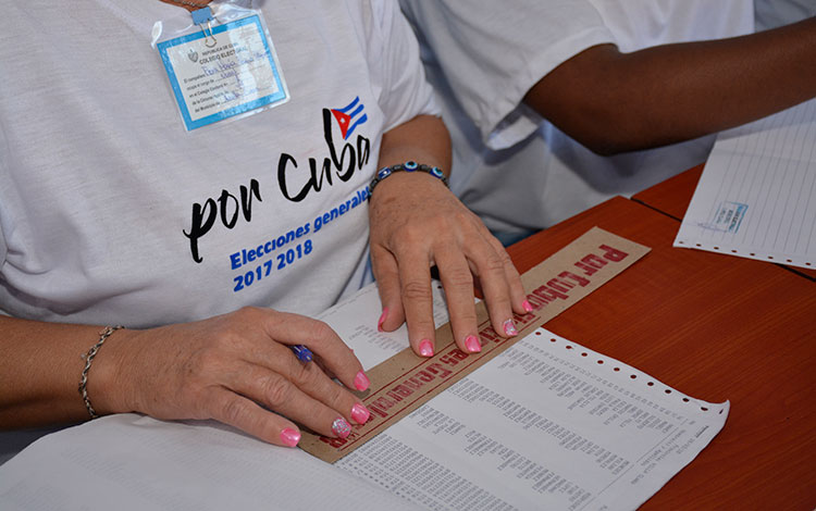 Comprobación del listado en la mesa electoral. Comprobación del listado en la mesa electoral.