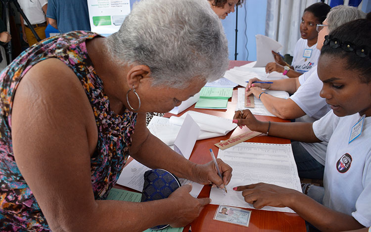 Comprobación de carné de identidad del elector. Comprobación de carné de identidad del elector.