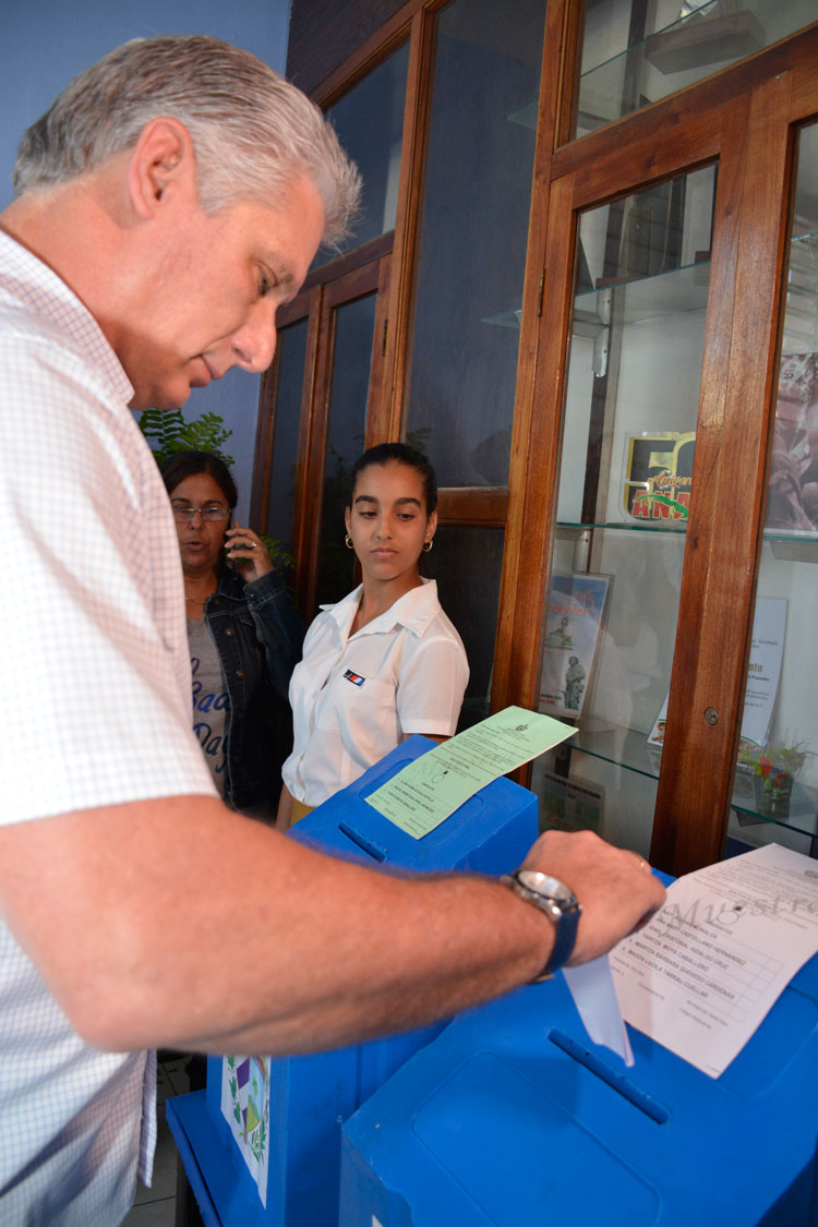 Díaz-Canel deposita boleta en urna. Díaz-Canel deposita boleta en urna.