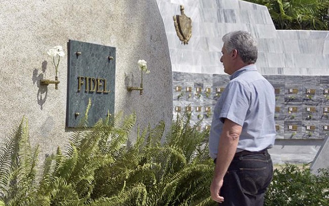 Díaz-Canel rinde tributo a Fidel Díaz-Canel rinde tributo a Fidel