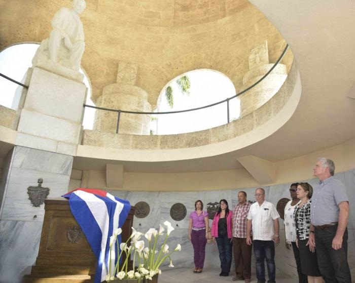 Díaz-Canel rinde tributo a Martí Díaz-Canel rinde tributo a Martí