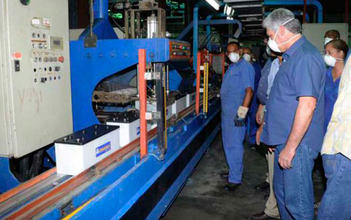 Miguel Díaz-Canel visita fábrica de acumuladores, en Granma. Miguel Díaz-Canel visita fábrica de acumuladores, en Granma.
