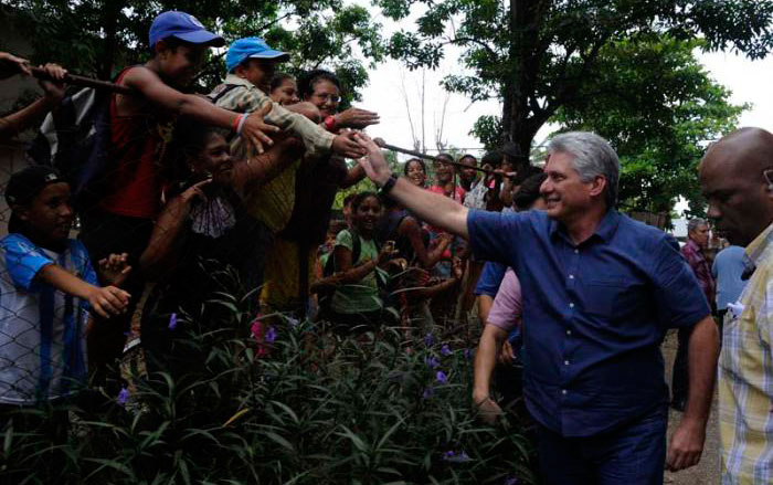 Miguel Díaz-Canel dialogo con pobladores de Granma. Miguel Díaz-Canel dialogo con pobladores de Granma.