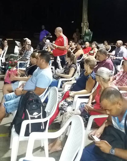 Consulta popular del Proyecto de Constitución en un barrio de Santa Clara, con la presencia de Miguel Díaz-Canel Bermúdez. Consulta popular del Proyecto de Constitución en un barrio de Santa Clara, con la presencia de Miguel Díaz-Canel Bermúdez.