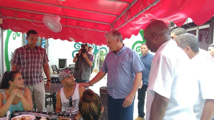 Presidente cubano Miguel Díaz-Canel visita el centro recreativo Somos Jóvenes.