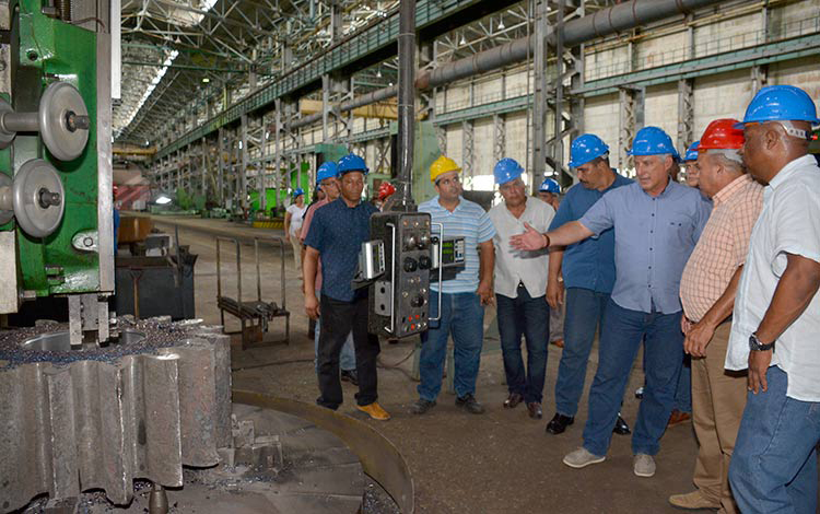 Miguel Díaz-Canel visita Planta Mecánica.