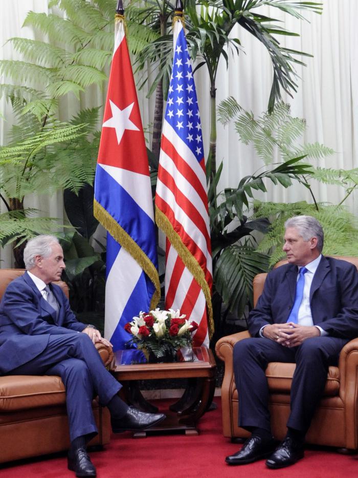 Presidente cubano, Miguel Díaz-Canel Bermúdez y senador republicano estadounidense Robert Corker. Presidente cubano, Miguel Díaz-Canel Bermúdez y senador republicano estadounidense Robert Corker.