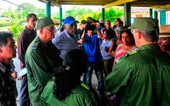 Primer vicepresidente cubano recorre el Consejo de Defensa Municipal de Sandino, Pinar del Río.