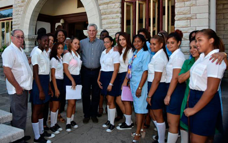 Presidente cubano, Miguel Díaz-Canel, visita escuela formadora de educadoras de círculos infantiles. Presidente cubano, Miguel Díaz-Canel, visita escuela formadora de educadoras de círculos infantiles.