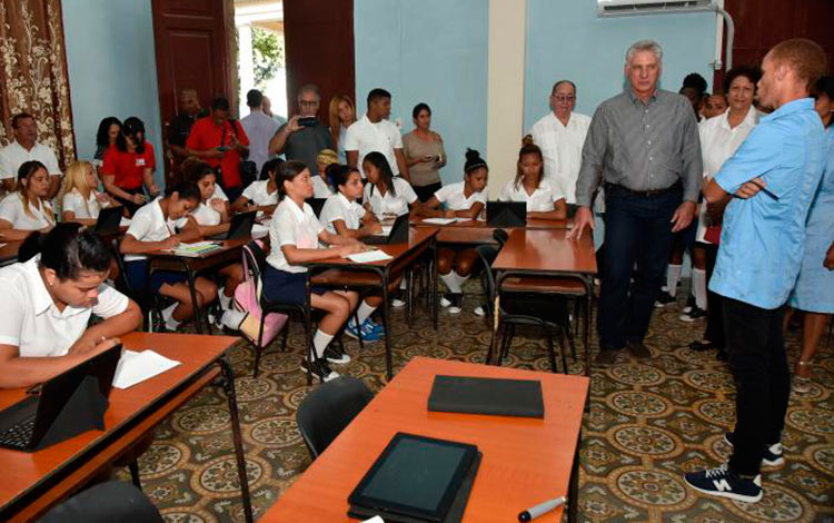Presidente cubano, Miguel Díaz-Canel, visita escuela formadora de educadoras de círculos infantiles. Presidente cubano, Miguel Díaz-Canel, visita escuela formadora de educadoras de círculos infantiles.