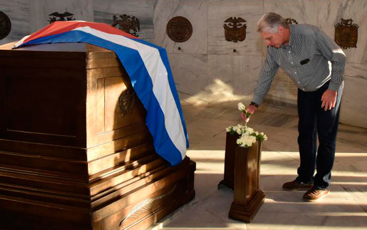 Presidente cubano, Miguel Díaz-Canel, rinde homenaje a José Martí en el cementerio Santa Ifigenia, de Santiago de Cuba. Presidente cubano, Miguel Díaz-Canel, rinde homenaje a José Martí en el cementerio Santa Ifigenia, de Santiago de Cuba.