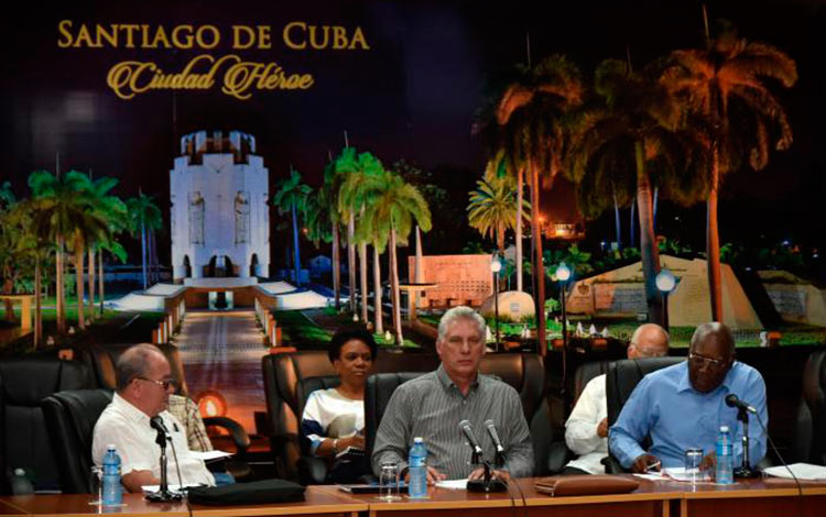 Presidente cubano, Miguel Díaz-Canel, en reunión con autoridades de la provincia de Santiago de Cuba. Presidente cubano, Miguel Díaz-Canel, en reunión con autoridades de la provincia de Santiago de Cuba.