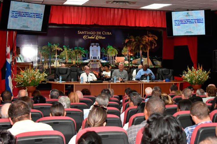 Presidente cubano, Miguel Díaz-Canel durante reunión con autoridades de Santiago de Cuba.