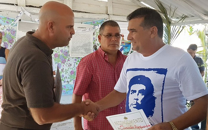 Osnay Colina, primer secretario del Comité Municipal del Partido en Santa Clara, reconoce a entidades que participaron en la reparación de las viviendas. Osnay Colina, primer secretario del Comité Municipal del Partido en Santa Clara, reconoce a entidades que participaron en la reparación de las viviendas.
