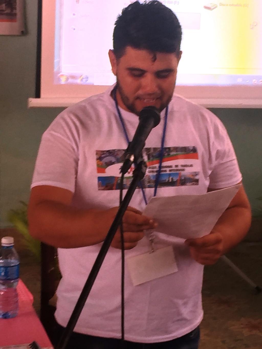 El joven Andy Borges da lectura a la Declaratoria contra Capítulo III de la Ley Helms-Burton. El joven Andy Borges da lectura a la Declaratoria contra Capítulo III de la Ley Helms-Burton.