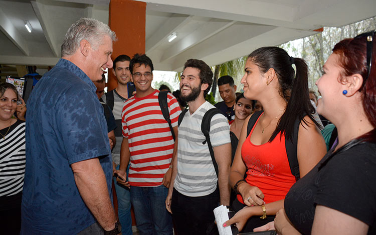 Díaz-Canel junto a estudiantes de la UCLV de Villa Clara Díaz-Canel junto a estudiantes de la UCLV de Villa Clara