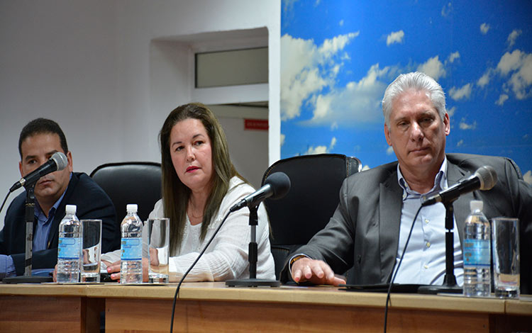 Miguel Díaz-Canel Bermúdez, presidente de la República de Cuba, junto a Yudí Rodríguez Hernández, primera secretaria del Partido en Villa Clara, y el miembro del Consejo de Estado Yoerky Sánchez Cuéllar. Miguel Díaz-Canel Bermúdez, presidente de la República de Cuba, junto a Yudí Rodríguez Hernández, primera secretaria del Partido en Villa Clara, y el miembro del Consejo de Estado Yoerky Sánchez Cuéllar.