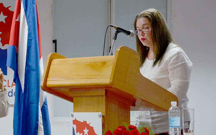 Yudí Rodríguez Hernández, primera secretaria del Partido en Villa Clara, pronuncia palabras de conclusión de la toma de posesión del gobernador y la vicegobernadora de Villa Clara. Yudí Rodríguez Hernández, primera secretaria del Partido en Villa Clara, pronuncia palabras de conclusión de la toma de posesión del gobernador y la vicegobernadora de Villa Clara.