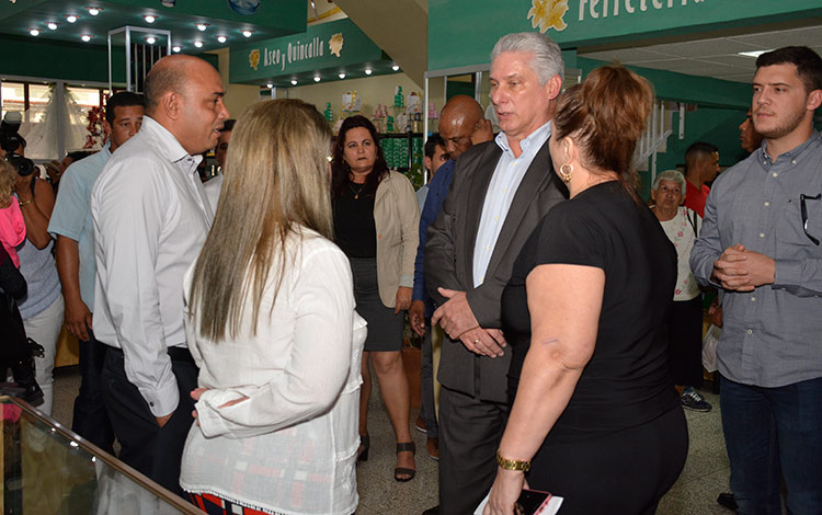 Presidente de la República de Cuba, Miguel Díaz-Canel Bermúdez, visitó la tienda de productos industriales Guamá. Presidente de la República de Cuba, Miguel Díaz-Canel Bermúdez, visitó la tienda de productos industriales Guamá.